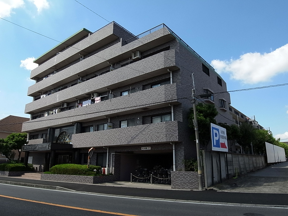 重厚感ある外壁タイル張りの外観です