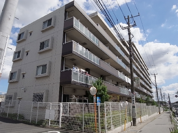 重厚感あふれる総タイル張りの落ち着いた外観です。生活を潤す豊かな緑に恵まれたロケーションです。
ｚ
