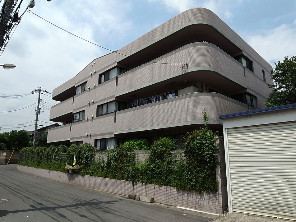 総タイル張りの落ち着いた外観です
