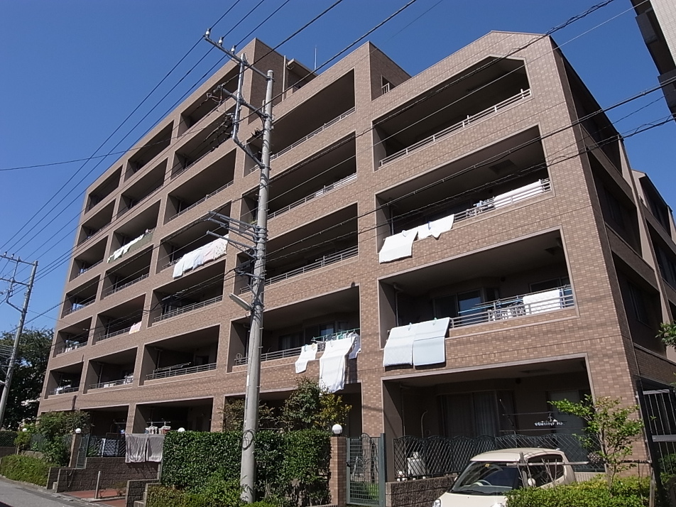 総タイル張りの落ち着いた外観です。
