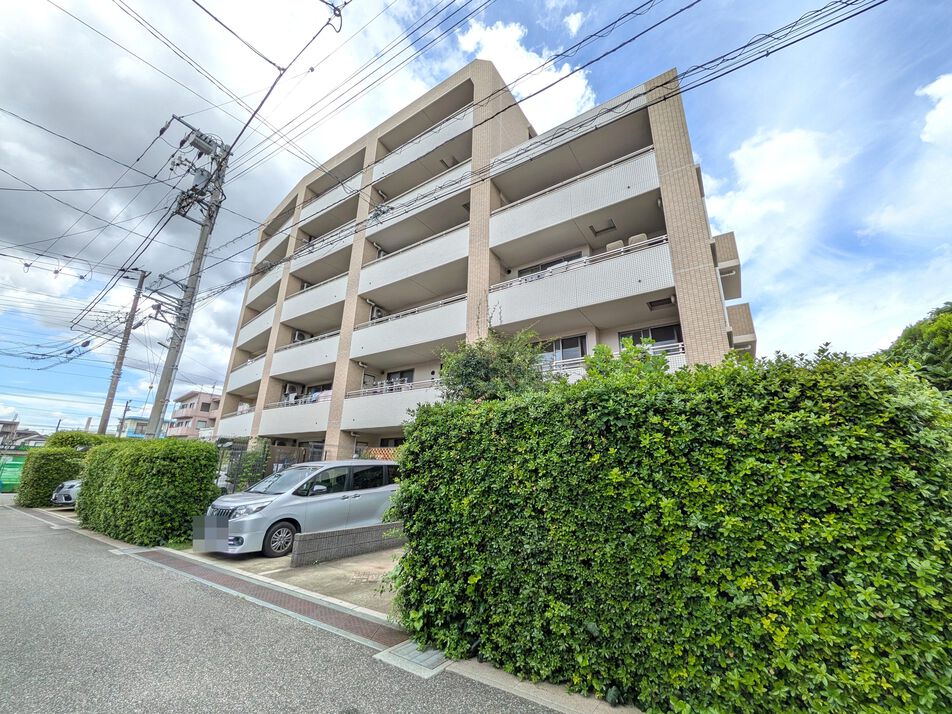 外観タイル貼り・RC造6階建て、総戸数22戸
