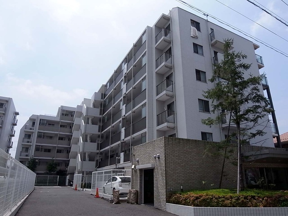 遅い夜でも安心、駅徒歩1分の立地です
