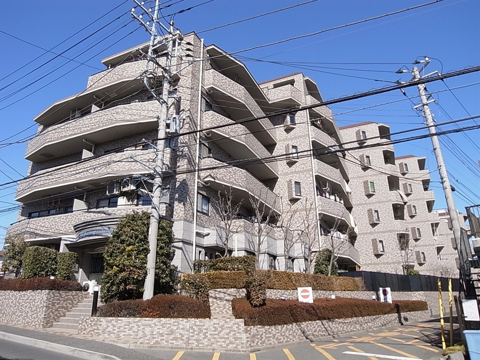 総タイル張りの落ち着いた外観です
