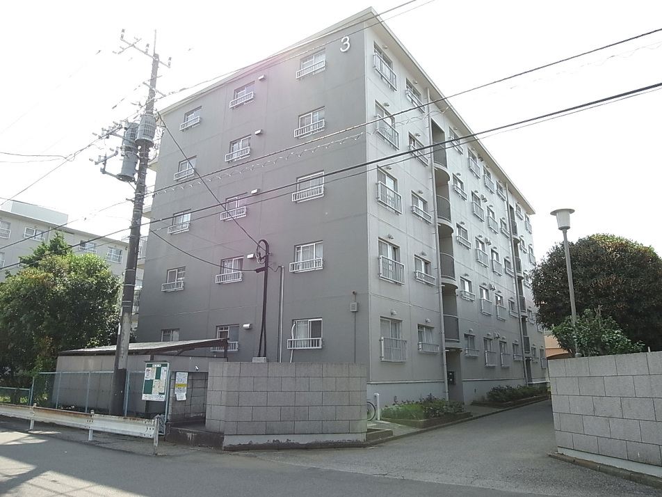 建物と建物の間隔があり、豊かな緑のある団地物件です
