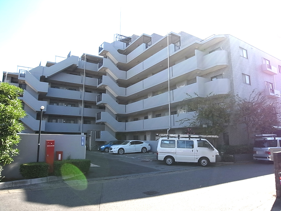 外壁タイル貼り、RC造7階建て
