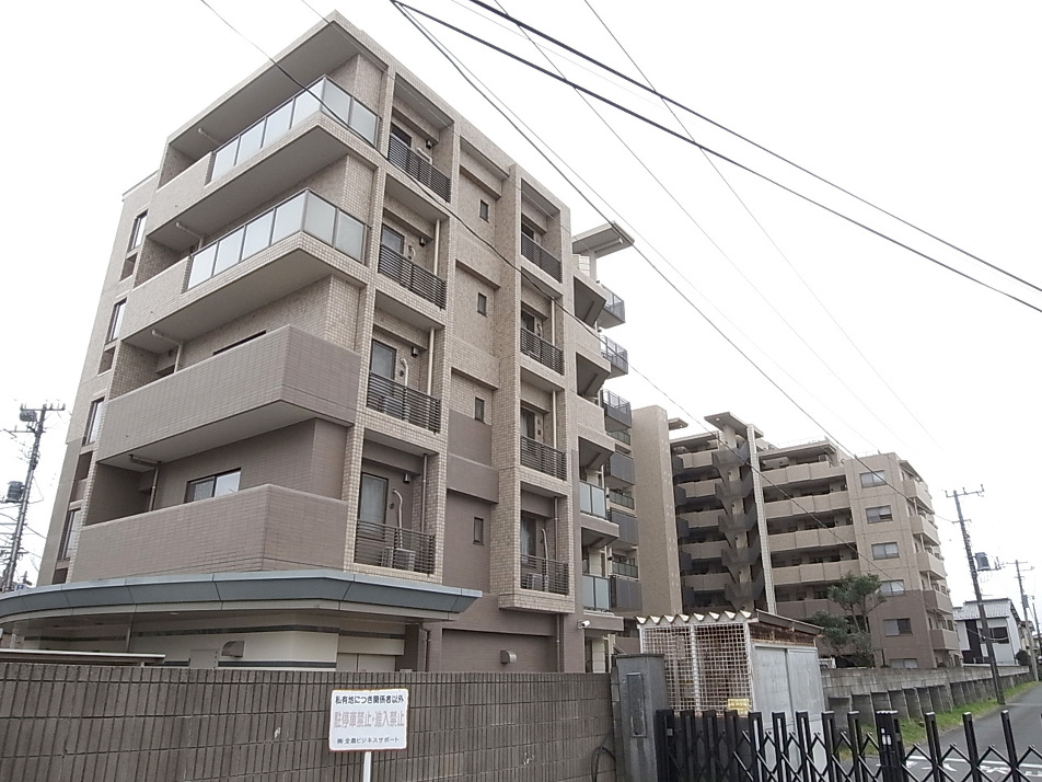 総タイル張りの落ち着いた外観です