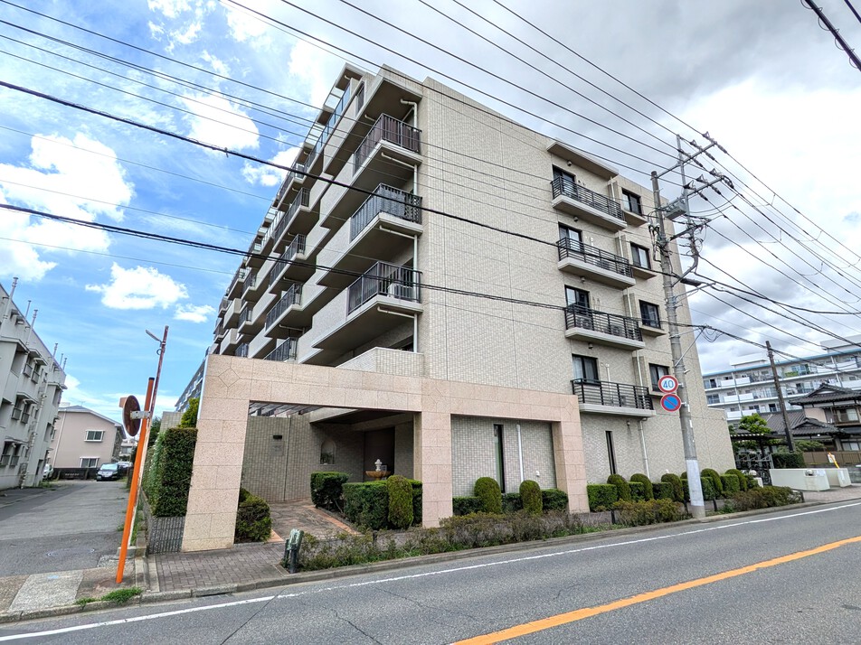 全戸南向きで淡いベージュのタイル貼りの外観