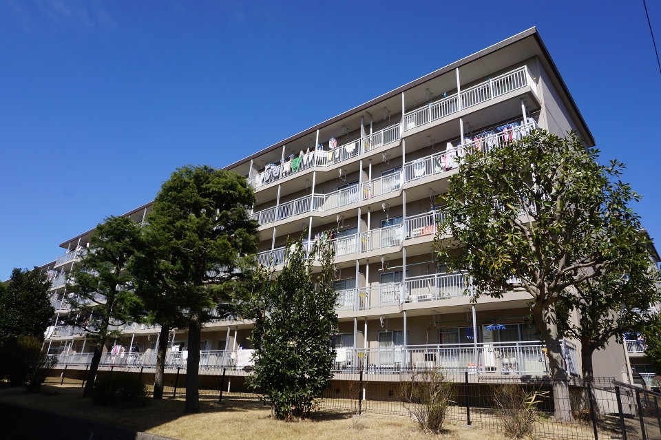 建物と建物の間隔があり、豊かな緑のある物件です