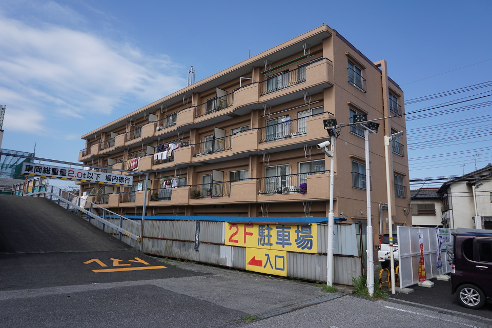 前面は隣地駐車場につき、開放的な立地です。