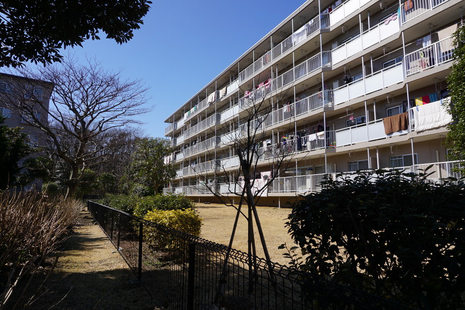 日当り・住環境良好です。建物と建物の間隔があり、豊かな緑のある団地物件です