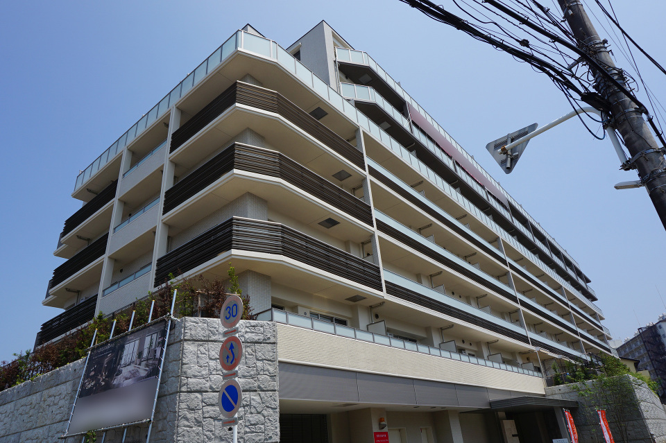 2015年3月築・南向き中心のランドマーク。全82戸のマンション