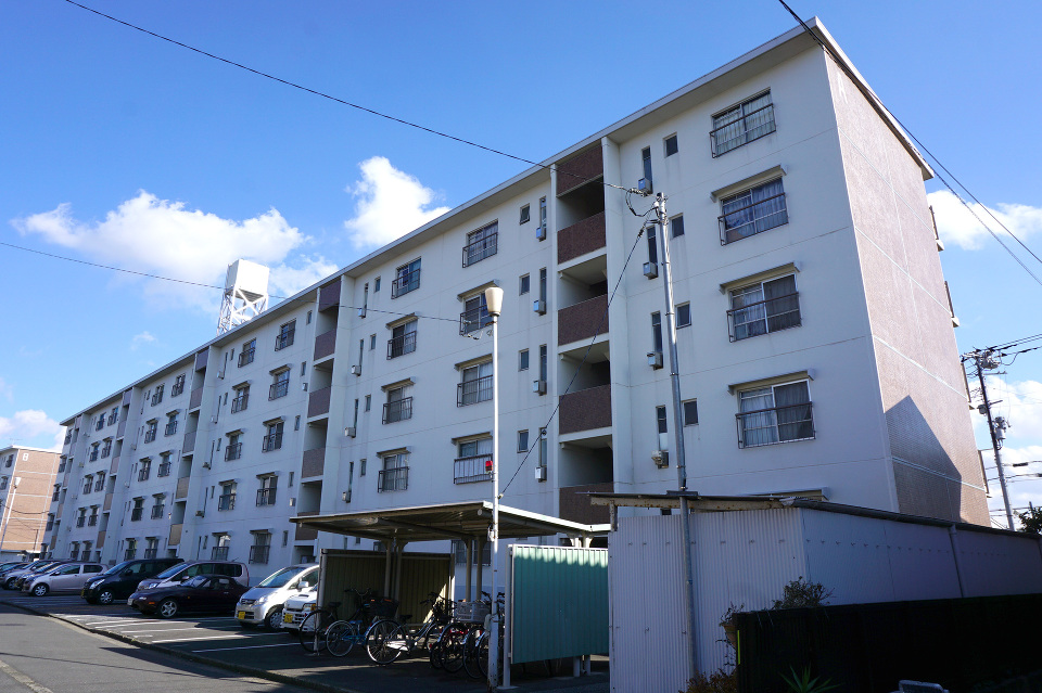 戸建環境と調和する低層5階建て　