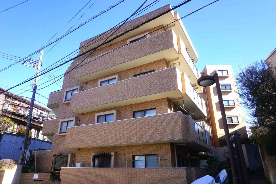 落ち着いたタイル貼りの外観