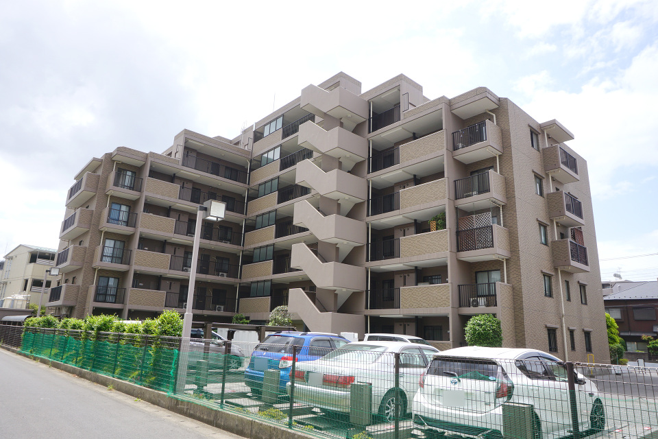 外壁タイル貼り　鉄筋コンクリート造7階建て