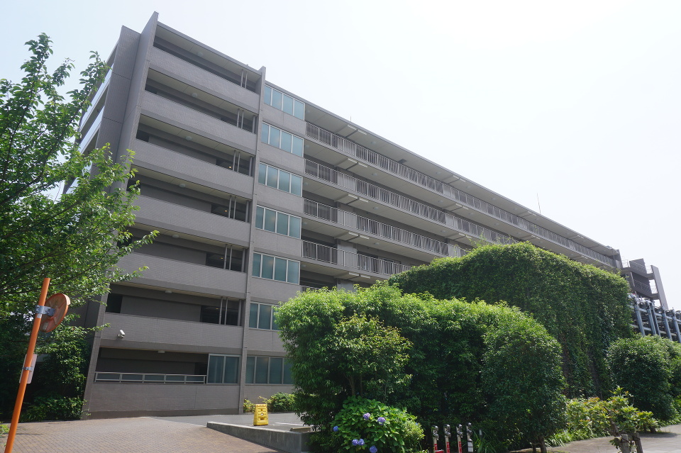 四季を彩る緑を、敷地を包み込むように植栽