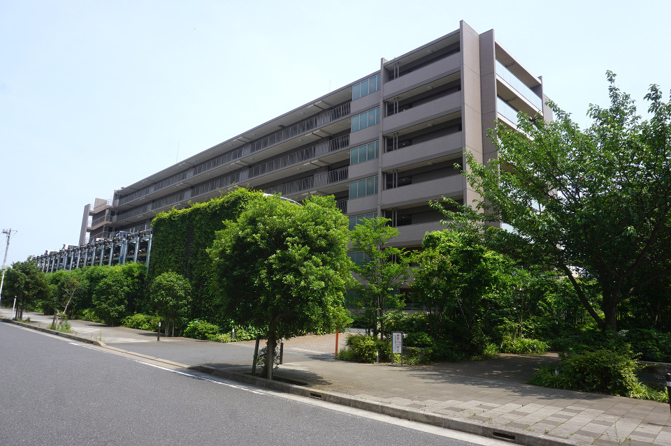 四季を彩る緑を、敷地を包み込むように植栽