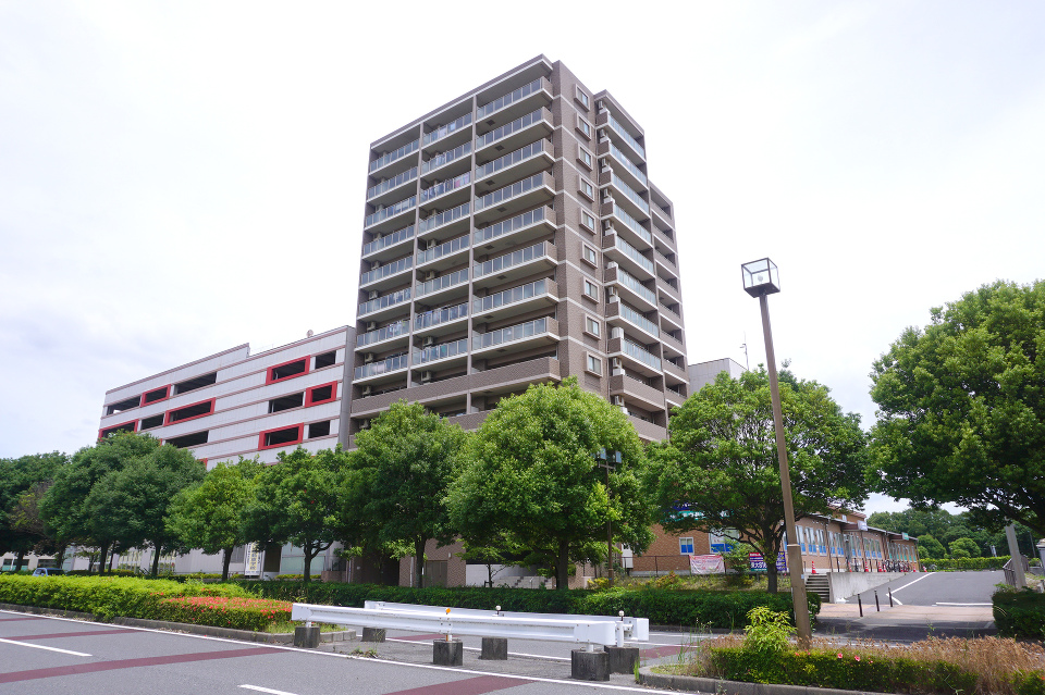 緑豊かな街路を眼全に望む駅前立地のマンション