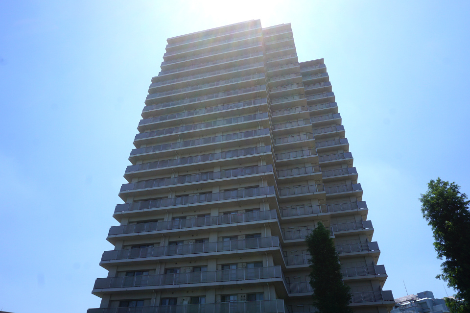 芝生の広場・遊具スペースと広大な「大塚前公園」隣接