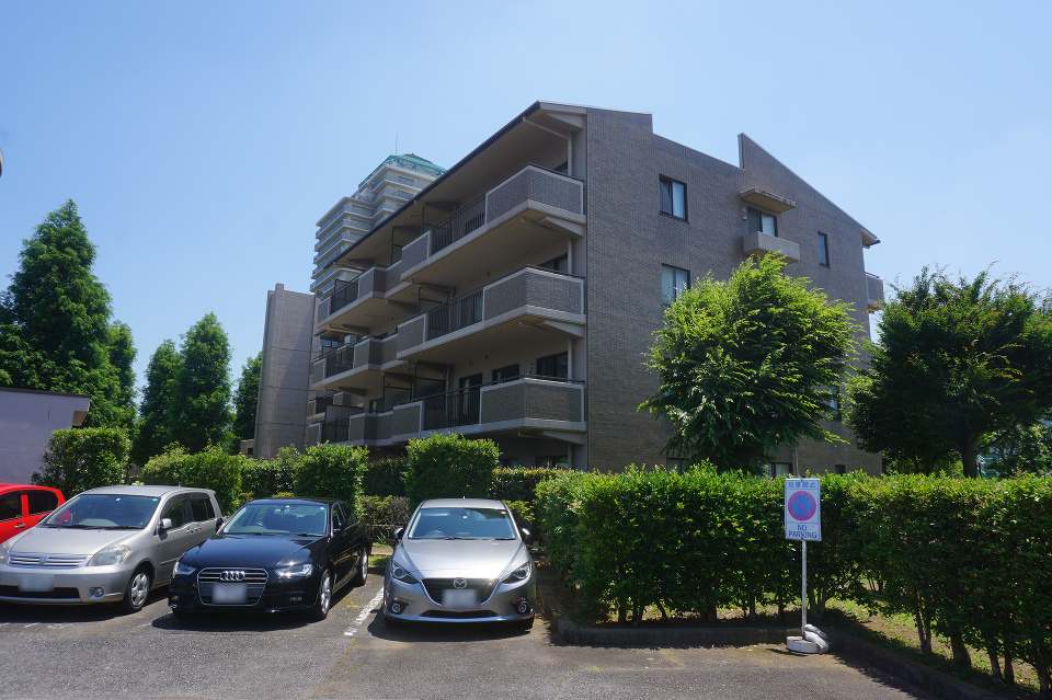 芝生の広場・遊具スペースと広大な「大塚前公園」隣接