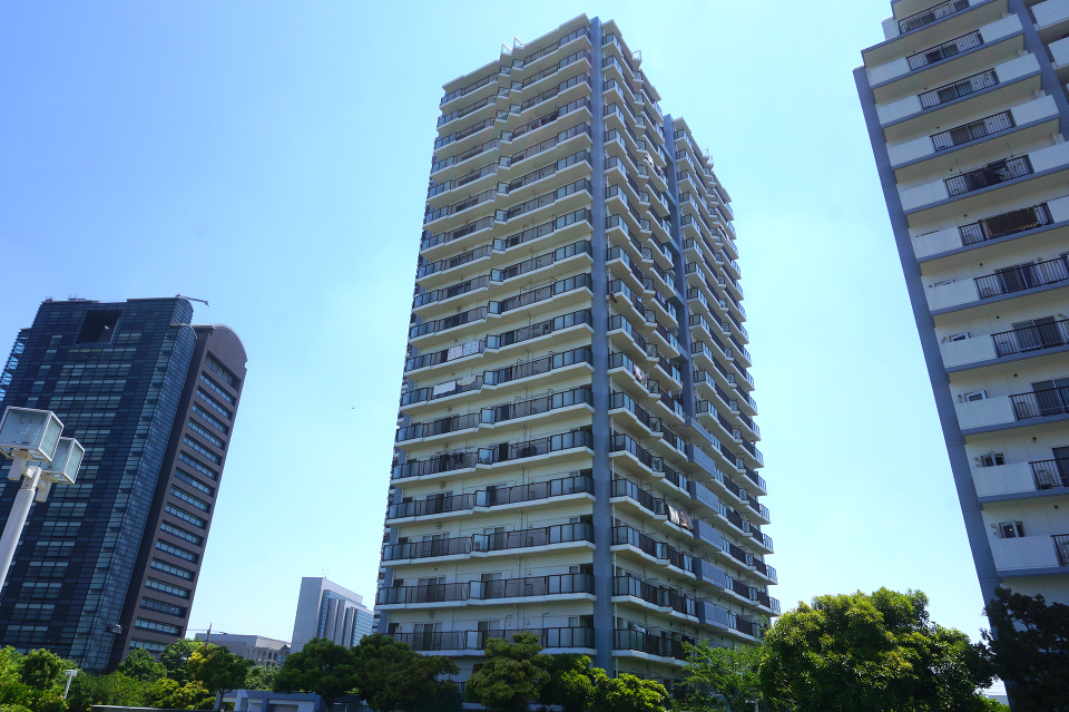 駅北口に位置し「イオンモール」や「アルカサール」など買い物施設が充実