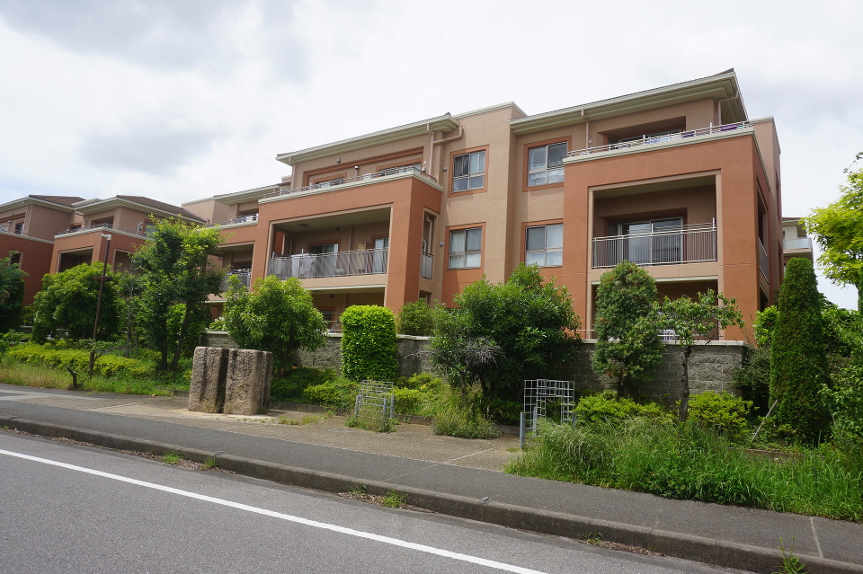 住棟のデザインは、ふたつの大きく異なる個性を用意。見る場所や角度によって風景が異なる、飽きの来ない景観