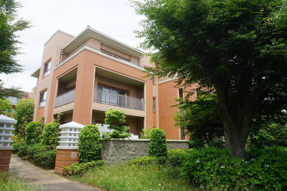 住棟のデザインは、ふたつの大きく異なる個性を用意。見る場所や角度によって風景が異なる、飽きの来ない景観