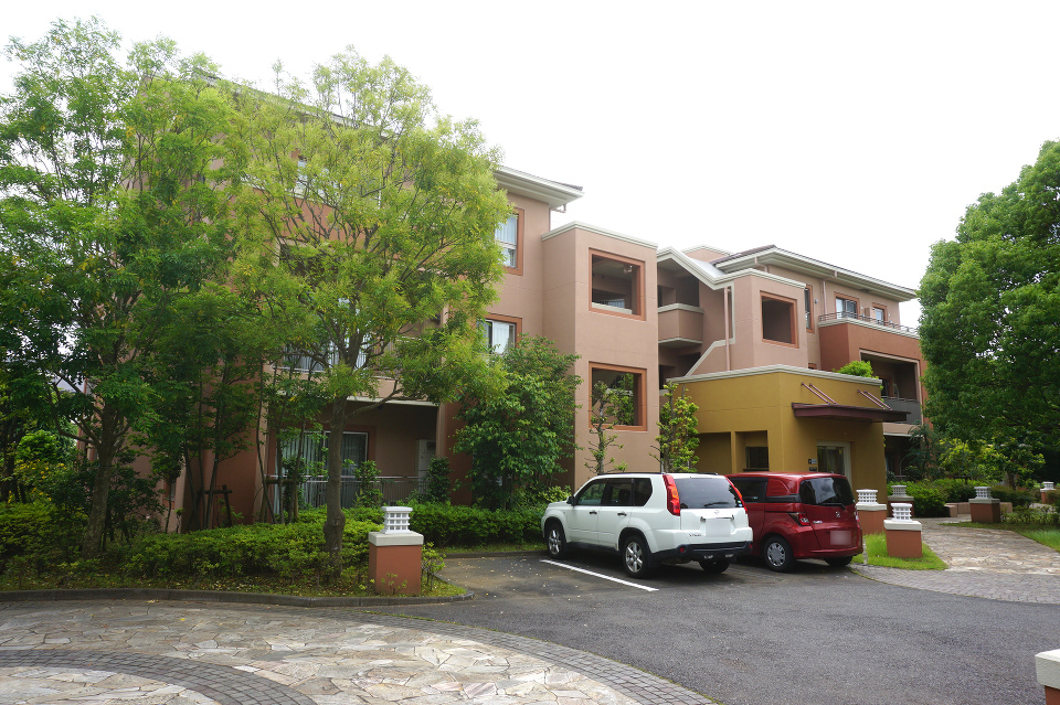 住棟のデザインは、ふたつの大きく異なる個性を用意。見る場所や角度によって風景が異なる、飽きの来ない景観