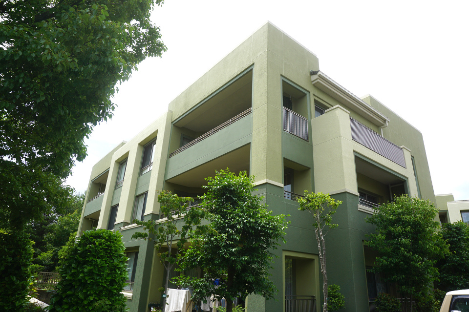 住棟のデザインは、ふたつの大きく異なる個性を用意。見る場所や角度によって風景が異なる、飽きの来ない景観