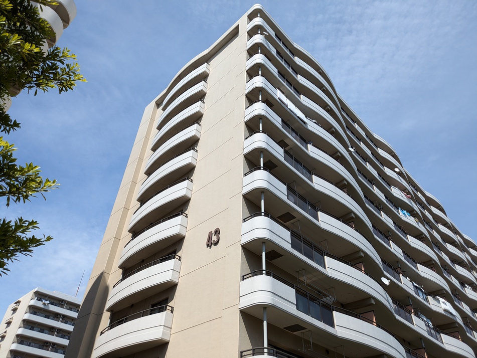 団地ならではの棟間隔のとれた敷地