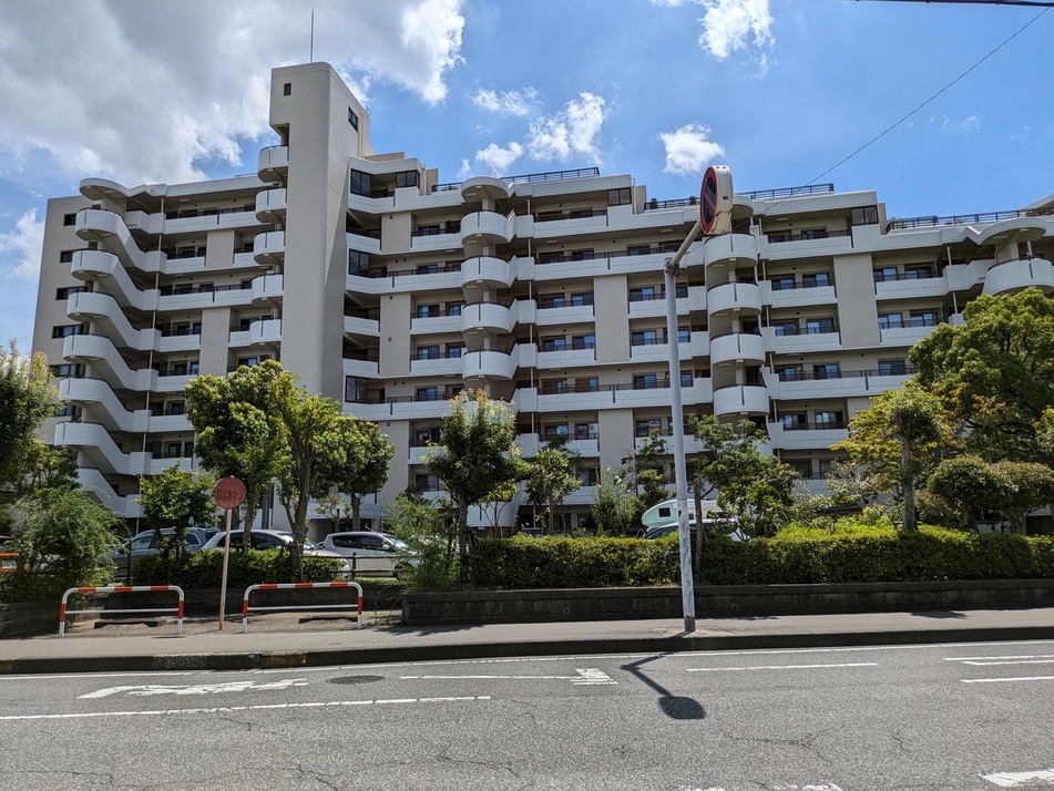 団地ならではの棟間隔のとれた敷地