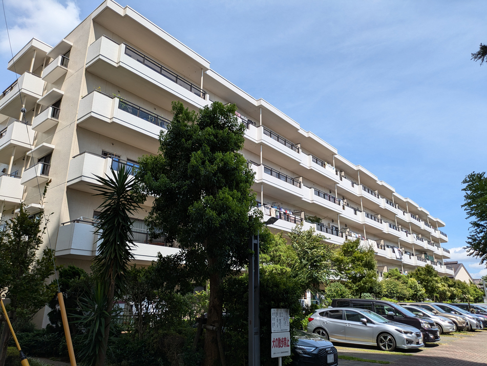 団地ならではの棟間隔のとれた敷地