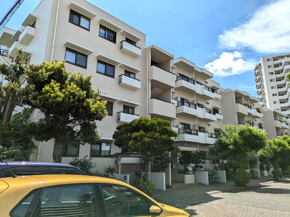 団地ならではの棟間隔のとれた敷地