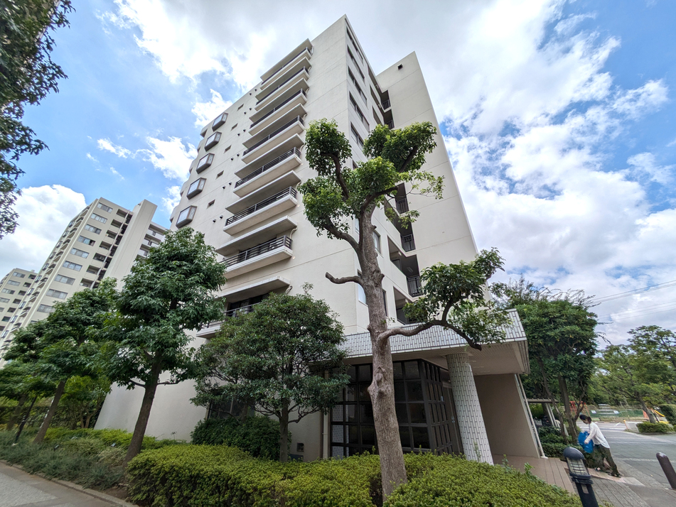 団地ならではの棟間隔のとれた敷地