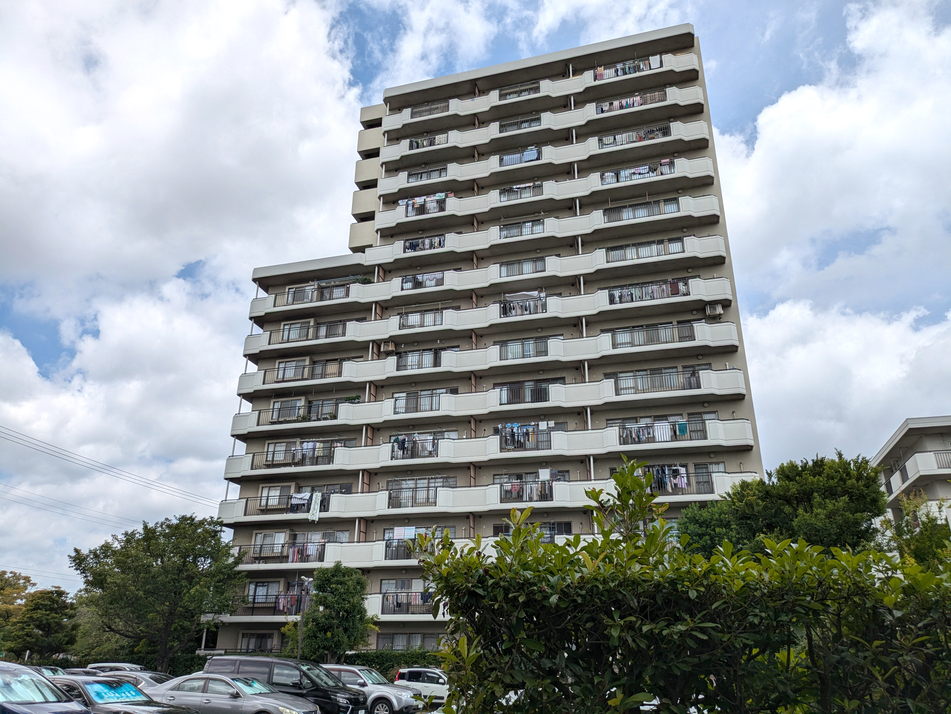 団地ならではの棟間隔のとれた敷地