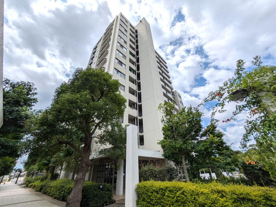 団地ならではの棟間隔のとれた敷地