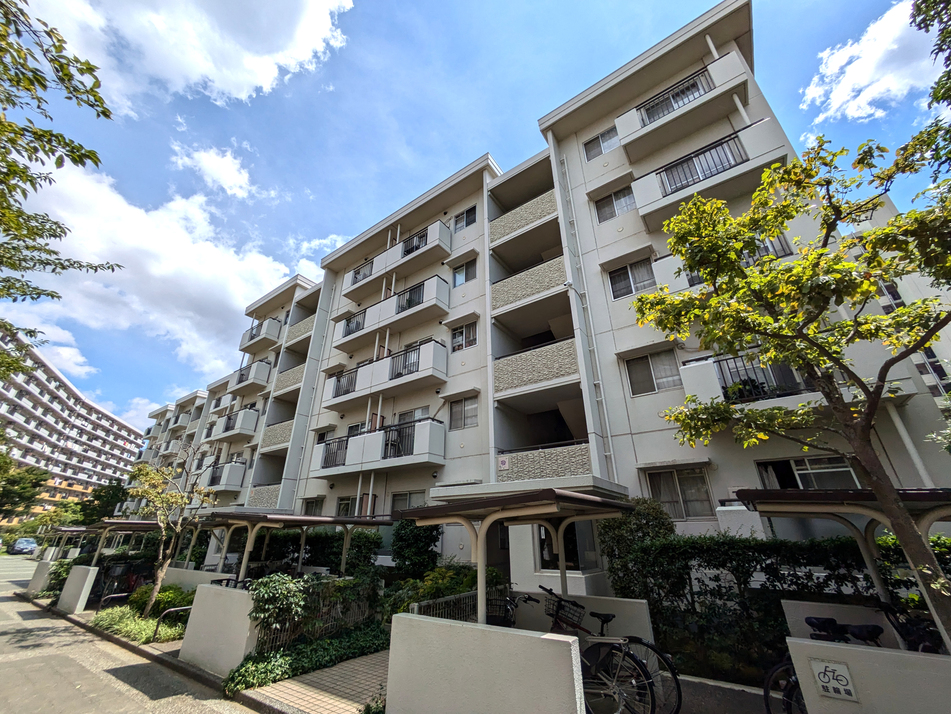 団地ならではの棟間隔のとれた敷地