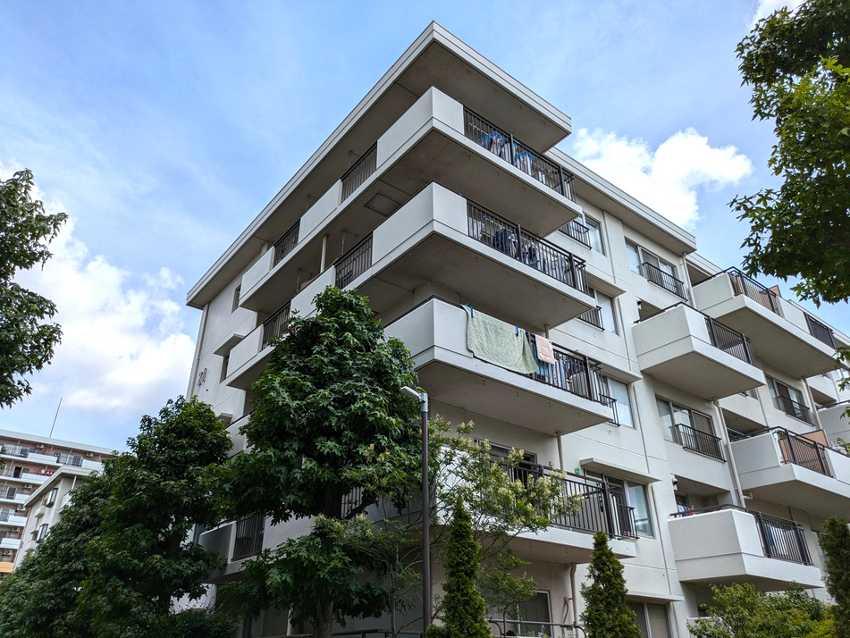 団地ならではの棟間隔のとれた敷地