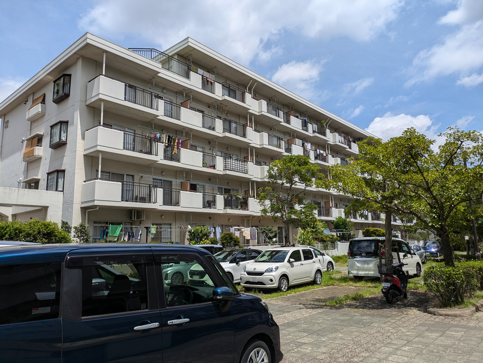 団地ならではの棟間隔のとれた敷地