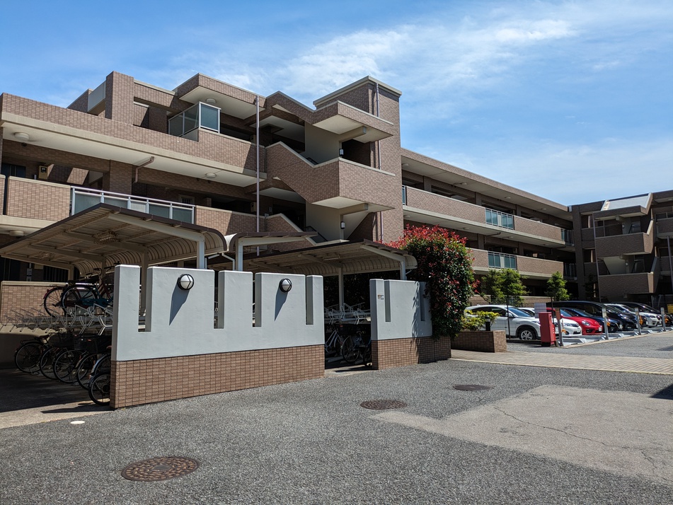 閑静な住宅地に位置する低層マンション