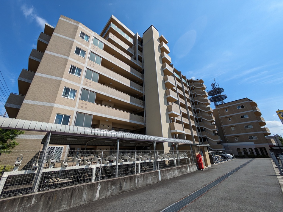 オートロック付きマンション。外壁タイル張りです。