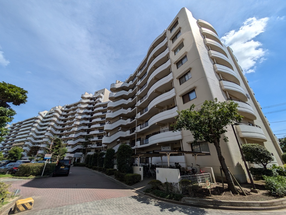 団地ならではの棟間隔のとれた敷地