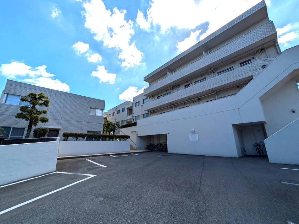 小学校徒歩10分圏内でお子様の登下校も安心です