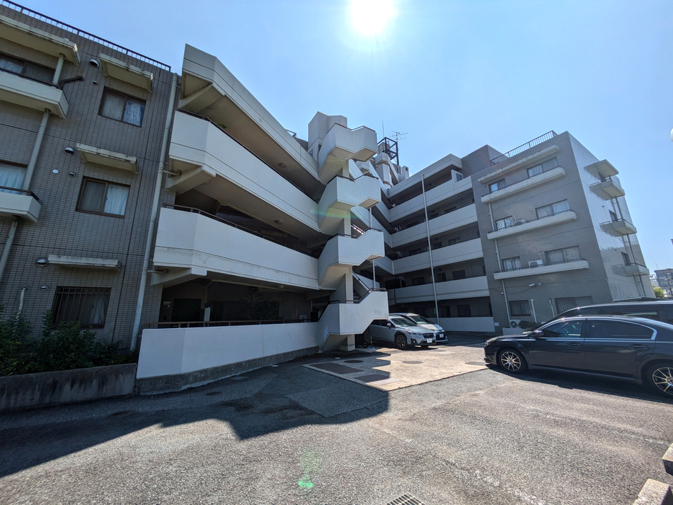 駅周辺には買い物施設が充実です