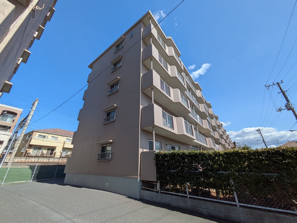 周辺には買い物施設も充実です