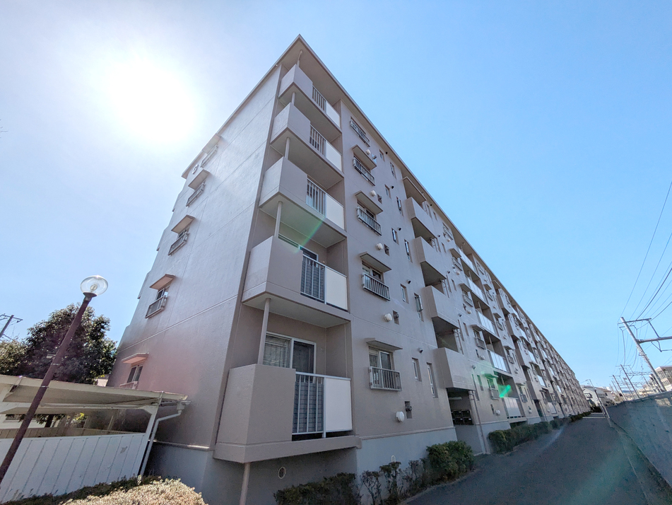 周辺には買い物施設も充実です