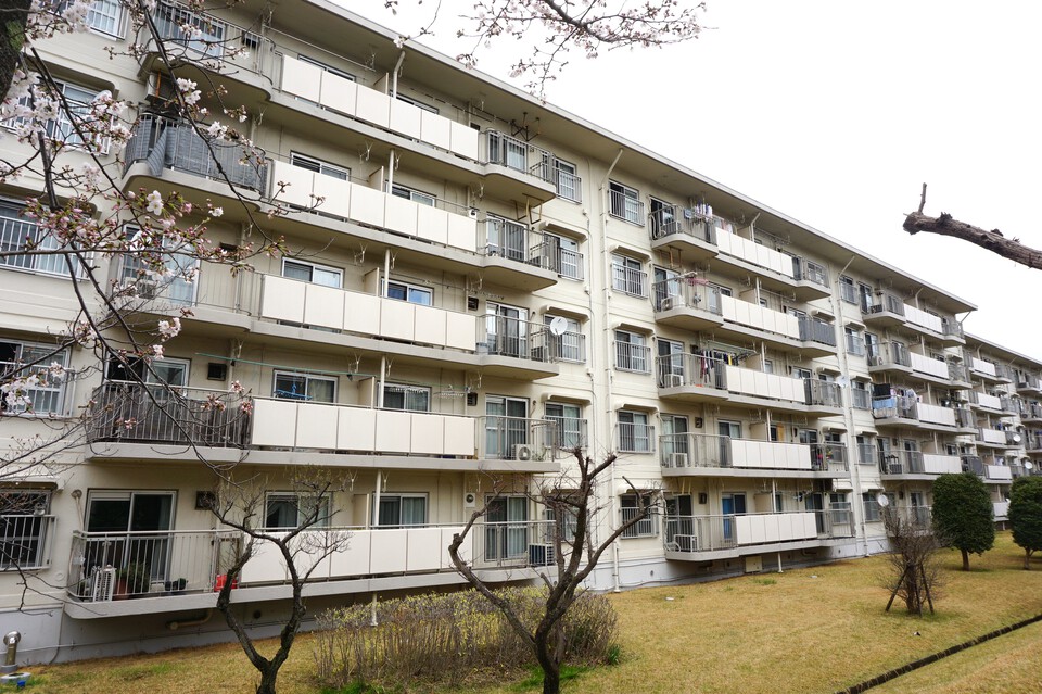 建物と建物の感覚があり、豊かな緑のある団地物件　