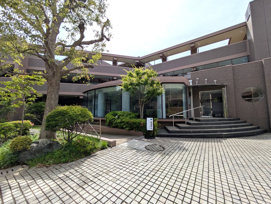 広々とした敷地内には多くの緑が広がります