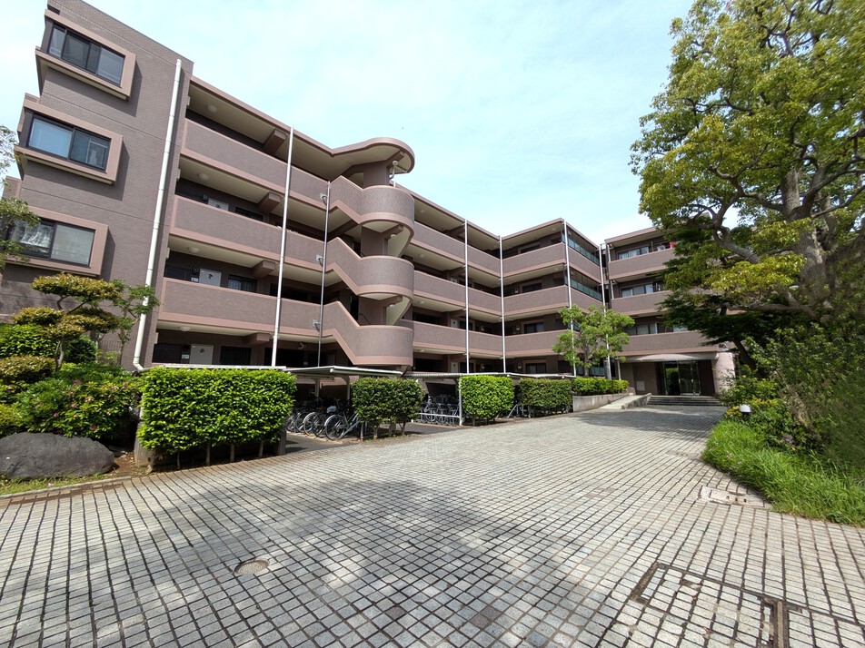 広々とした敷地内には多くの緑が広がります