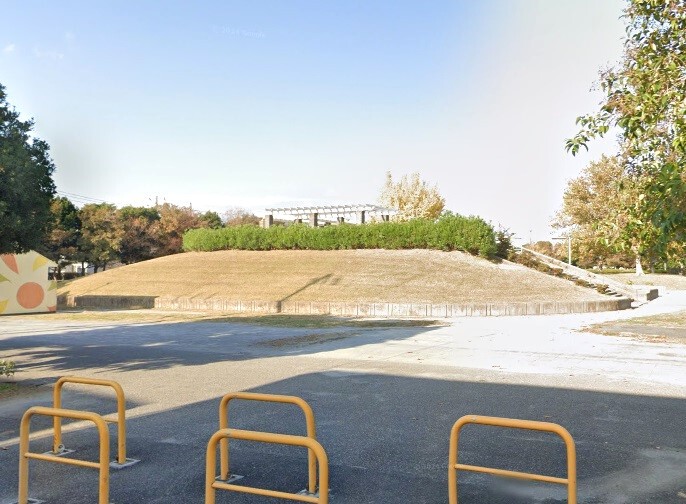 香澄近隣公園 240m 徒歩3分
