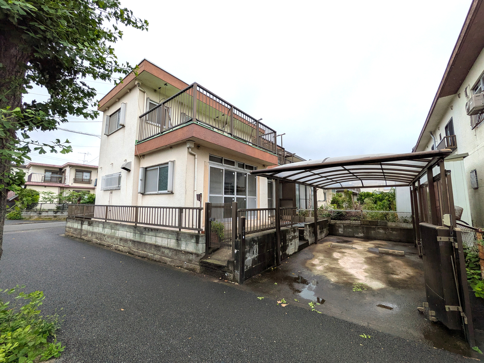 区画の整った閑静な住宅地に佇むテラスハウス